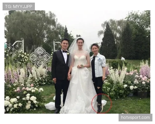 惠若琪出门拎个迷你包，里面的东西比我三个月工资还夸张