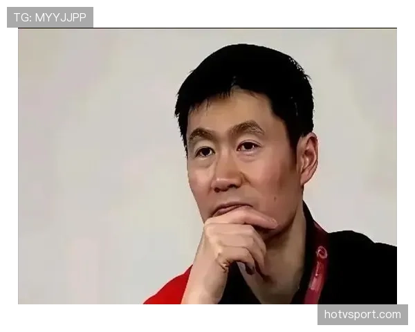 王励勤拖鞋拎菜篮，手腕那块表亮得想直接上去打听价