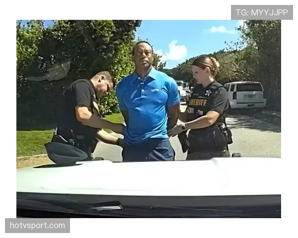 泰格·伍兹穿睡衣拎咖啡出门，保镖阵仗比我一年收入还阔绰